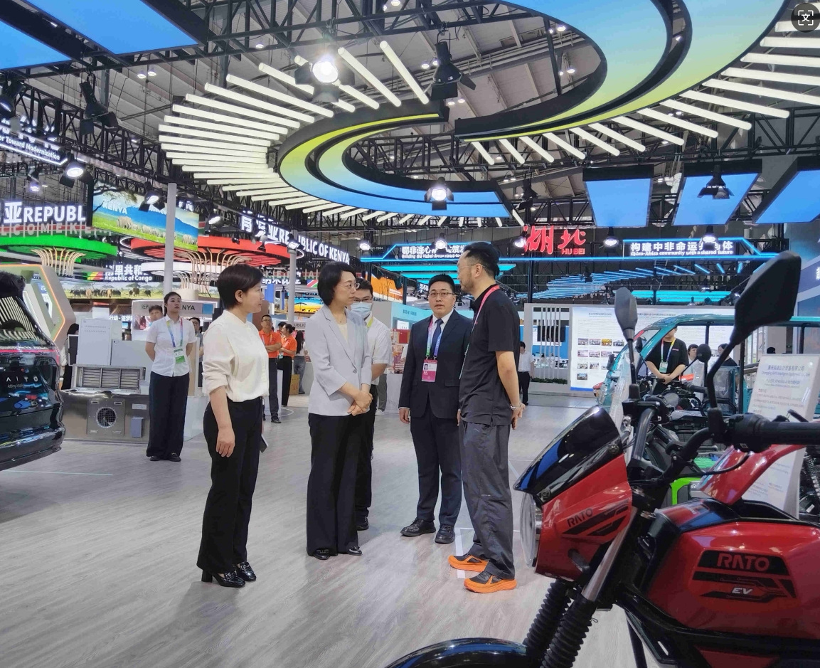 潤通電摩新品亮相中非博覽會，引領(lǐng)綠色出行新潮流